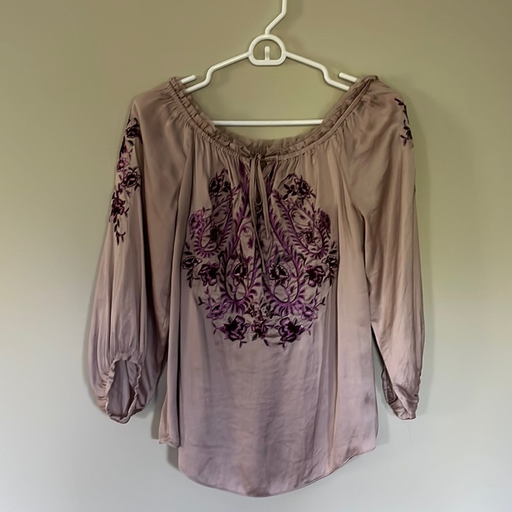 Beautifully embroidered White House Black Market Champagne colored blouse size S